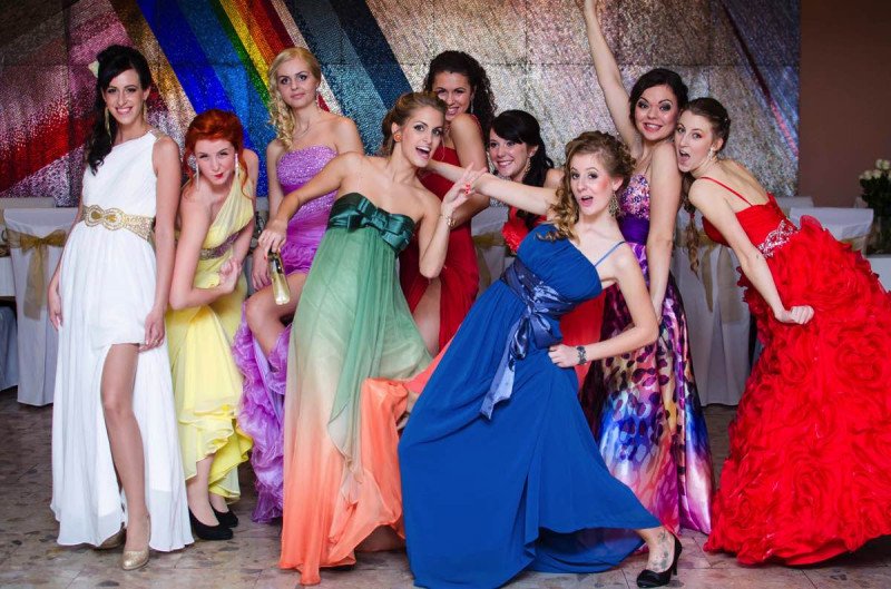 Navždy sa zachová tááá naša stužkovááá ...