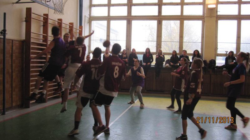 Stredoškoláci pod deravými košmi