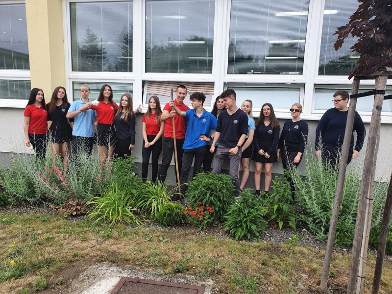 Ekohoteláci výsadbou trvaliek podporujú chov včiel v školskom areáli