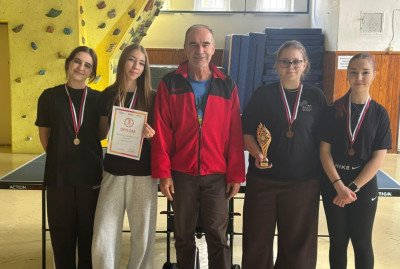 MEDAILY V STOLNOM TENISE