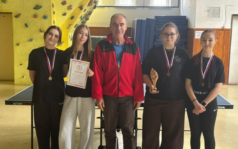 MEDAILY V STOLNOM TENISE