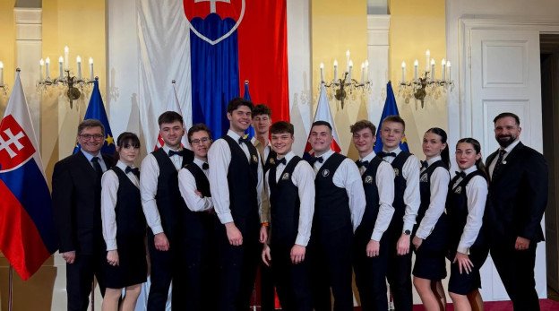 HOTELÁCI POZDRAVUJÚ Z HISTORICKEJ BUDOVY NR SR