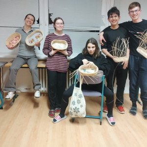 Príprava podložky servítkovou technikou a pletenie košíkov z peddigu