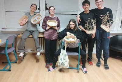 Príprava podložky servítkovou technikou a pletenie košíkov z peddigu