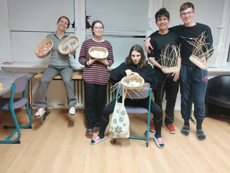 Príprava podložky servítkovou technikou a pletenie košíkov z peddigu